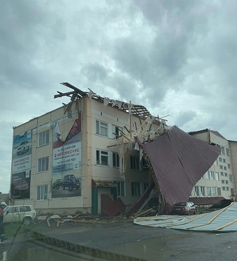 Шквалистый ветер стащил крышу с офисного здания в Усинске