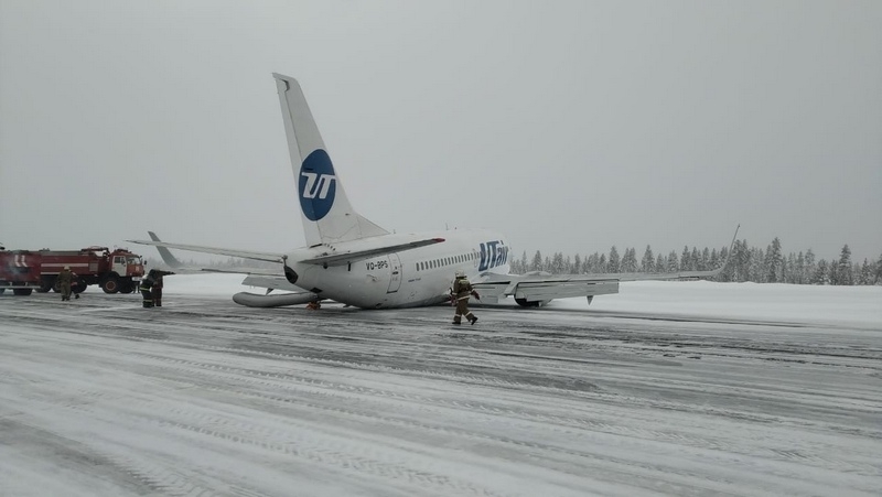 Самолет, совершивший жесткую посадку в Усинске, убрали с взлетно-посадочной полосы 
